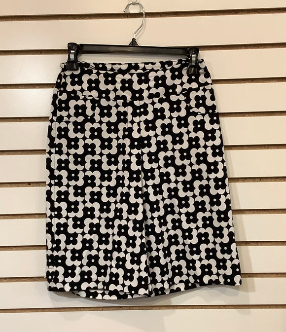 Black and White Daisy Print Pull-On Stretch Shorts by Carre Noir.
