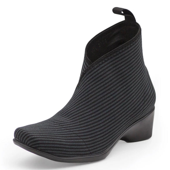 Black/grey stretch boot