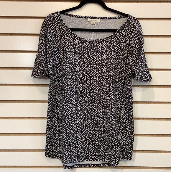 Black Short Fluted Sleeve, Round Top w/White Pebble Print by Simply Noelle.